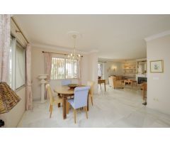 Villa independiente con vistas al mar en Elviria con tres apartamentos con acceso privado propio.