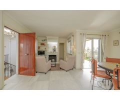 Villa independiente con vistas al mar en Elviria con tres apartamentos con acceso privado propio.