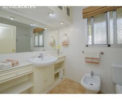 Villa independiente con vistas al mar en Elviria con tres apartamentos con acceso privado propio.