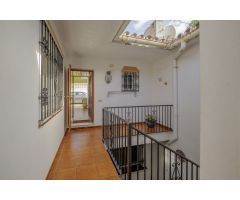 Villa independiente con vistas al mar en Elviria con tres apartamentos con acceso privado propio.