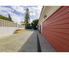 Villa independiente con vistas al mar en Elviria con tres apartamentos con acceso privado propio.