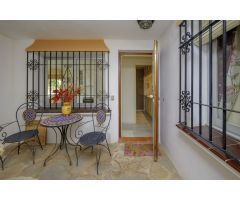 Villa independiente con vistas al mar en Elviria con tres apartamentos con acceso privado propio.