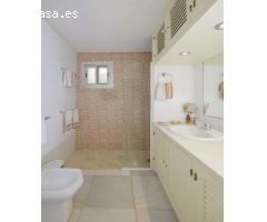 Villa independiente con vistas al mar en Elviria con tres apartamentos con acceso privado propio.