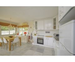 Villa independiente con vistas al mar en Elviria con tres apartamentos con acceso privado propio.