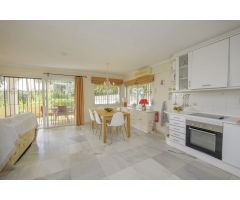 Villa independiente con vistas al mar en Elviria con tres apartamentos con acceso privado propio.