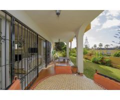 Villa independiente con vistas al mar en Elviria con tres apartamentos con acceso privado propio.