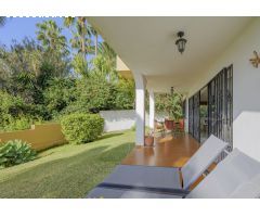 Villa independiente con vistas al mar en Elviria con tres apartamentos con acceso privado propio.