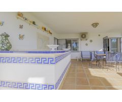 Villa independiente con vistas al mar en Elviria con tres apartamentos con acceso privado propio.