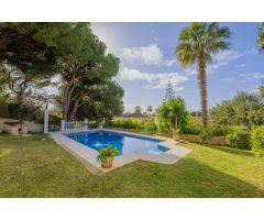 Villa independiente con vistas al mar en Elviria con tres apartamentos con acceso privado propio.