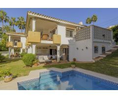 Villa independiente con vistas al mar en Elviria con tres apartamentos con acceso privado propio.