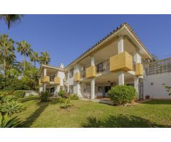 Villa independiente con vistas al mar en Elviria con tres apartamentos con acceso privado propio.