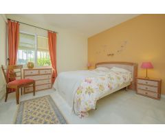 Villa independiente con vistas al mar en Elviria con tres apartamentos con acceso privado propio.
