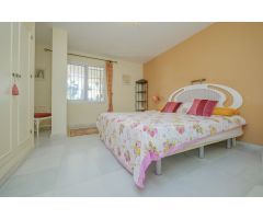 Villa independiente con vistas al mar en Elviria con tres apartamentos con acceso privado propio.