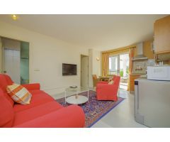Villa independiente con vistas al mar en Elviria con tres apartamentos con acceso privado propio.