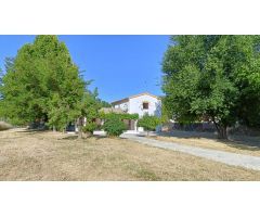 Casa de campo independiente con terreno llano vallado, piscina, cerca del pueblo
