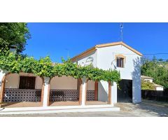 Casa de campo independiente con terreno llano vallado, piscina, cerca del pueblo