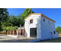 Casa de campo independiente con terreno llano vallado, piscina, cerca del pueblo