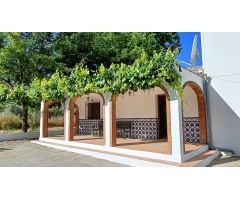 Casa de campo independiente con terreno llano vallado, piscina, cerca del pueblo