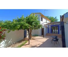 Casa de campo independiente con terreno llano vallado, piscina, cerca del pueblo