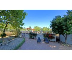 Casa de campo independiente con terreno llano vallado, piscina, cerca del pueblo