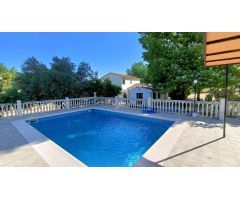 Casa de campo independiente con terreno llano vallado, piscina, cerca del pueblo