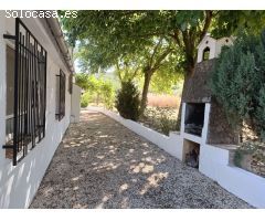 Casa de campo independiente con terreno llano vallado, piscina, cerca del pueblo