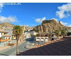 Casa adosada de 6 dormitorios con local comercial y mucho potencial.