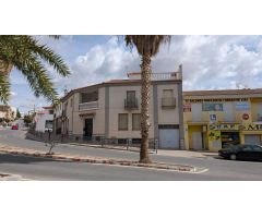 Casa adosada de 6 dormitorios con local comercial y mucho potencial.