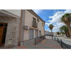 Casa adosada de 6 dormitorios con local comercial y mucho potencial.