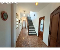 Casa adosada de 6 dormitorios con local comercial y mucho potencial.