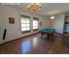 Casa adosada de 6 dormitorios con local comercial y mucho potencial.