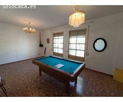 Casa adosada de 6 dormitorios con local comercial y mucho potencial.