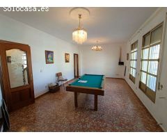 Casa adosada de 6 dormitorios con local comercial y mucho potencial.