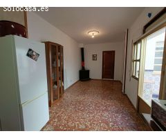 Casa adosada de 6 dormitorios con local comercial y mucho potencial.