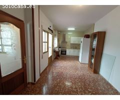 Casa adosada de 6 dormitorios con local comercial y mucho potencial.