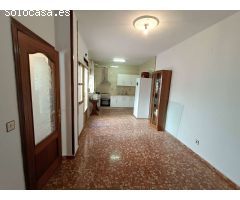 Casa adosada de 6 dormitorios con local comercial y mucho potencial.