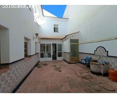 Casa adosada de 6 dormitorios con local comercial y mucho potencial.