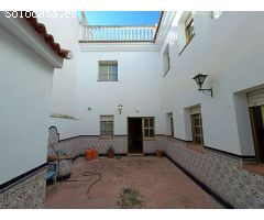 Casa adosada de 6 dormitorios con local comercial y mucho potencial.