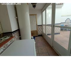 Casa adosada de 6 dormitorios con local comercial y mucho potencial.