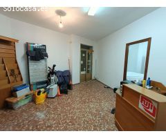 Casa adosada de 6 dormitorios con local comercial y mucho potencial.