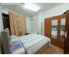 Casa adosada de 6 dormitorios con local comercial y mucho potencial.