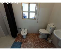 Casa adosada de 6 dormitorios con local comercial y mucho potencial.