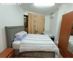 Casa adosada de 6 dormitorios con local comercial y mucho potencial.