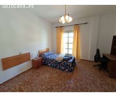 Casa adosada de 6 dormitorios con local comercial y mucho potencial.