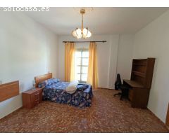 Casa adosada de 6 dormitorios con local comercial y mucho potencial.