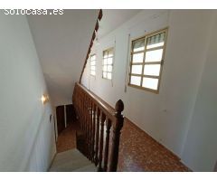 Casa adosada de 6 dormitorios con local comercial y mucho potencial.
