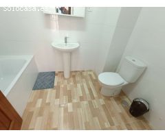 Casa adosada de 6 dormitorios con local comercial y mucho potencial.