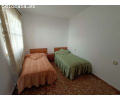 Casa adosada de 6 dormitorios con local comercial y mucho potencial.