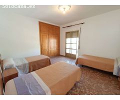 Casa adosada de 6 dormitorios con local comercial y mucho potencial.