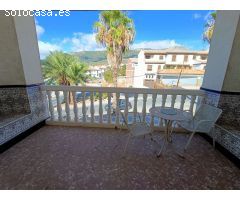 Casa adosada de 6 dormitorios con local comercial y mucho potencial.